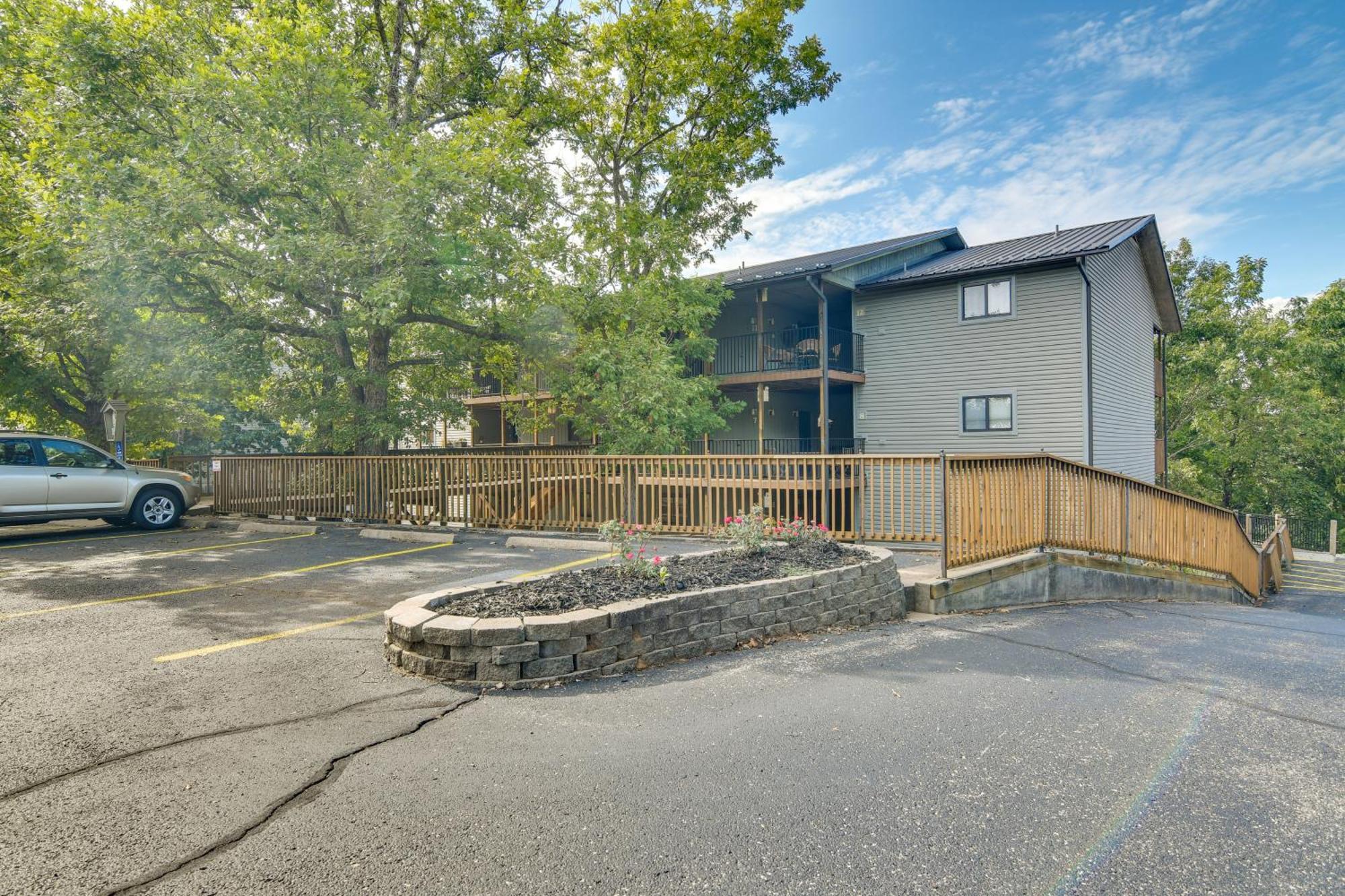 Branson West Condo Balcony, Central Location Exterior photo